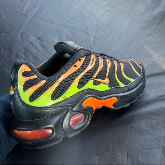NIKE AIR MAX PLUS BLACK VOLT TOTAL ORANGE 2018 SZ 7Y 655020-084 - Picture 4 of 6